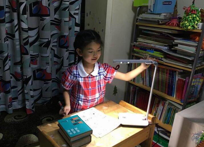 [视频]“漫画爸爸”火了！成都老爸1440张手绘教女儿成语