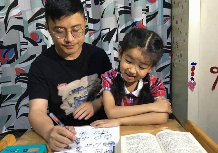 [视频]“漫画爸爸”火了！成都老爸1440张手绘教女儿成语