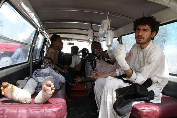 [视频]阿富汗：公交车与油罐车相撞 至少73人死亡