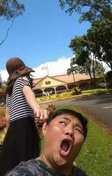 [视频]情侣周游世界玩出新花样：执子之手 将子拖走