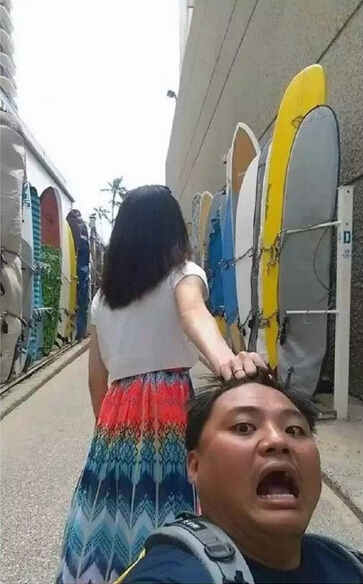 [视频]情侣周游世界玩出新花样：执子之手 将子拖走