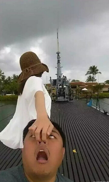 [视频]情侣周游世界玩出新花样：执子之手 将子拖走