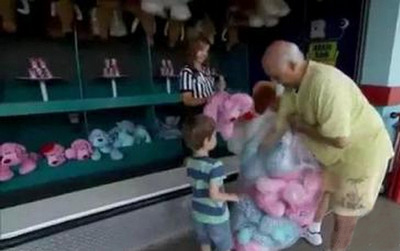 [视频]老人60年捐出25万只玩具 全是游乐场赢来的