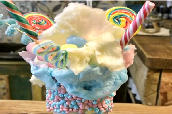 [视频]吃货福利！英国咖啡厅推出梦幻“巨兽奶昔”