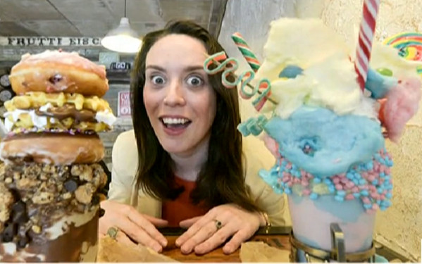 [视频]吃货福利！英国咖啡厅推出梦幻“巨兽奶昔”