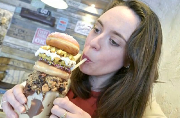 [视频]吃货福利！英国咖啡厅推出梦幻“巨兽奶昔”