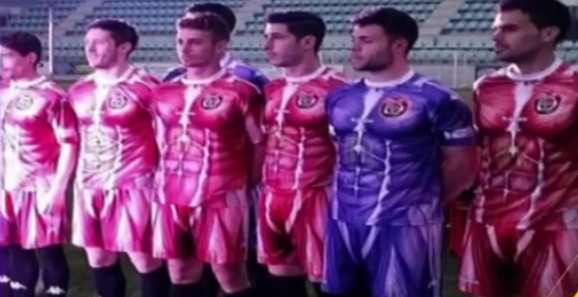 [视频]史上最丑？ 西班牙球队发布肌肉纹理球衣亮瞎眼