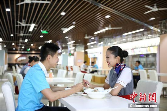 [视频]四川高校现最“豪”食堂 尽显温馨浪漫