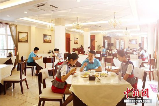 [视频]四川高校现最“豪”食堂 尽显温馨浪漫