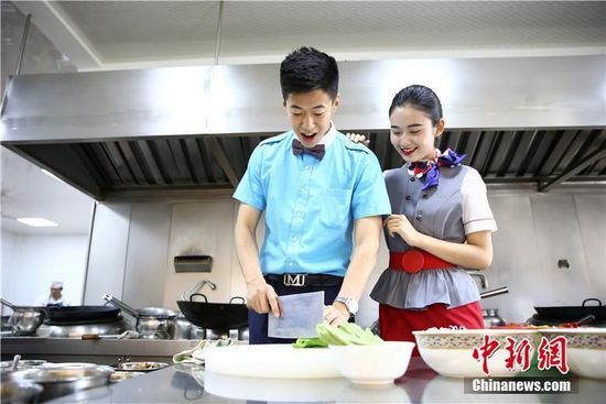 [视频]四川高校现最“豪”食堂 尽显温馨浪漫