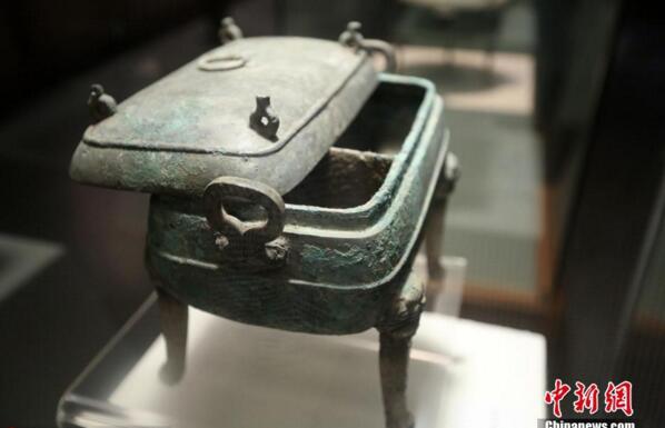 [视频]“吃货”神器 湖北展出战国时期“鸳鸯火锅”