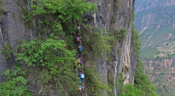 [视频]悬崖上的村庄：村民出入走崖壁 孩子上学爬藤梯