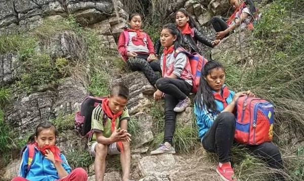 [视频]悬崖上的村庄：村民出入走崖壁 孩子上学爬藤梯