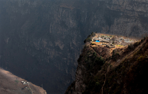 [视频]悬崖上的村庄：村民出入走崖壁 孩子上学爬藤梯
