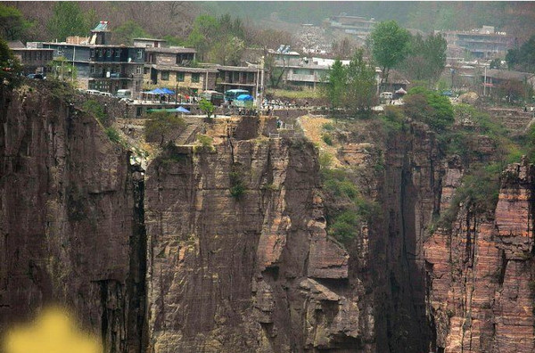 [视频]悬崖上的村庄：村民出入走崖壁 孩子上学爬藤梯