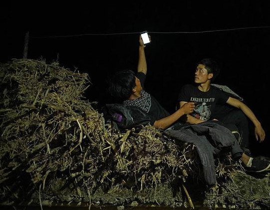 [视频]悬崖上的村庄：村民出入走崖壁 孩子上学爬藤梯