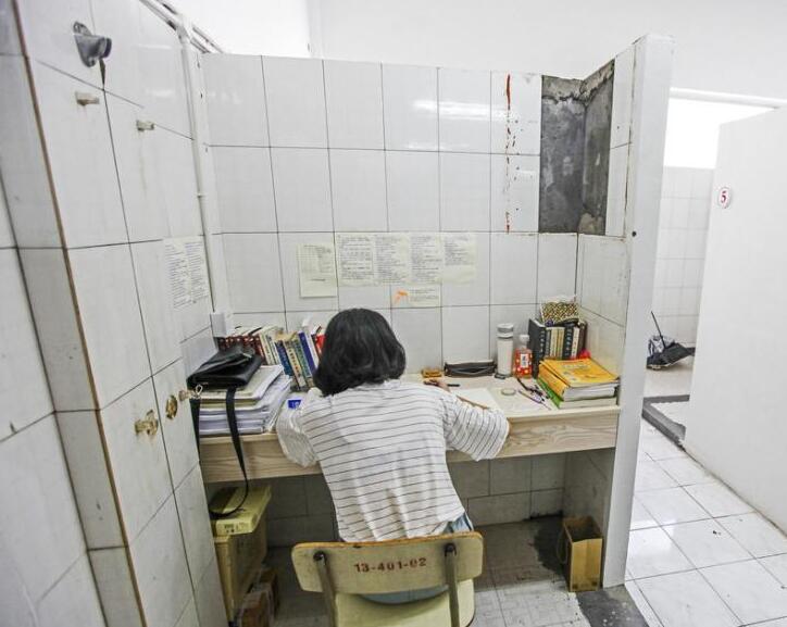 [视频]浙江：高校废弃浴室变身“小清新自习室”