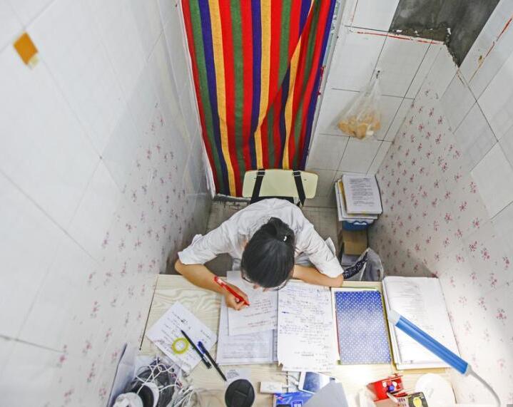 [视频]浙江：高校废弃浴室变身“小清新自习室”