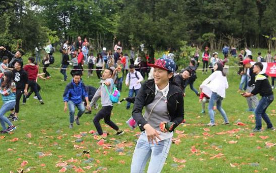 [视频]1吨多被浪费：2000名大学生西瓜大战减压引网友吐槽
