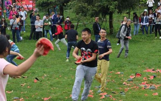 [视频]1吨多被浪费：2000名大学生西瓜大战减压引网友吐槽