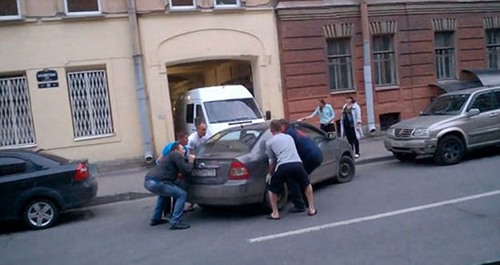 [视频]大力神手 俄罗斯五名男子合力抬走占道轿车