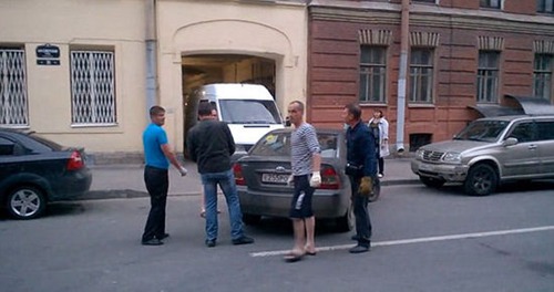 [视频]大力神手 俄罗斯五名男子合力抬走占道轿车