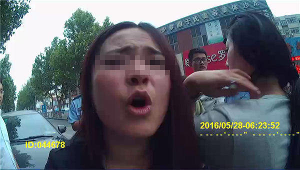 [视频]醉驾女司机卖萌撒泼 调戏警察“大叔你真帅”