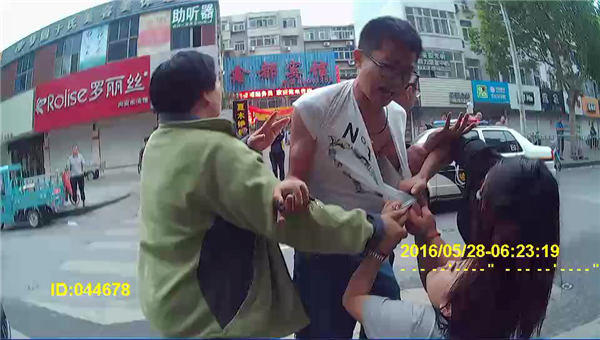 [视频]醉驾女司机卖萌撒泼 调戏警察“大叔你真帅”