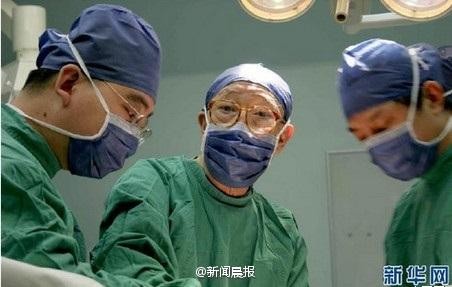 [视频]老专家94岁高龄坚守手术台 每周主刀多起手术