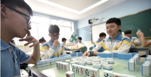 [视频]成都一中学校长研发“英语麻将”，可帮学生记单词还能减压