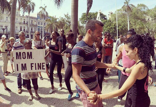 [视频]简直太机智！小伙周游世界花式报平安