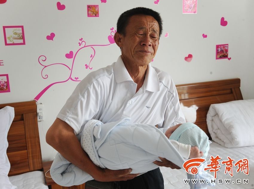 [视频]20岁女大学生宿舍内产子同学帮接生 产后20天病亡