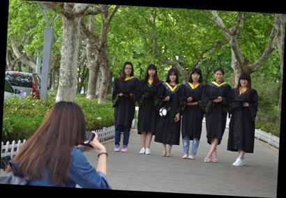 [视频]毕业生“致青春”花销过万 光聚餐花掉三个月生活费