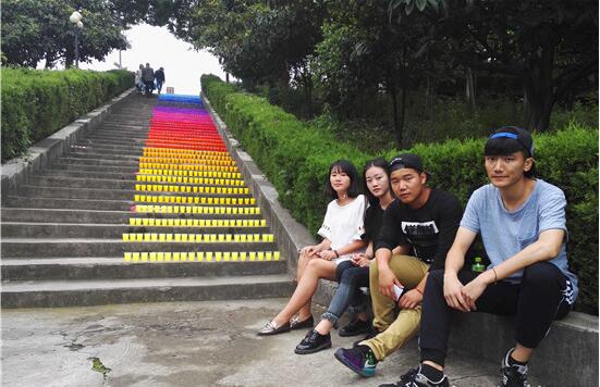 [视频]大学生玩出新创意 3000个塑料杯铺成“彩虹阶梯”