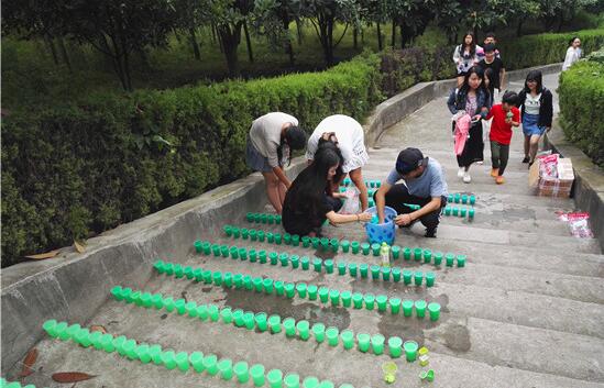 [视频]大学生玩出新创意 3000个塑料杯铺成“彩虹阶梯”