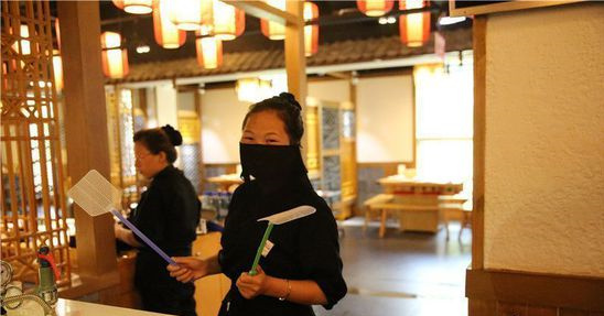 [视频]顾客火锅吃出苍蝇 店家要求员工打苍蝇考核