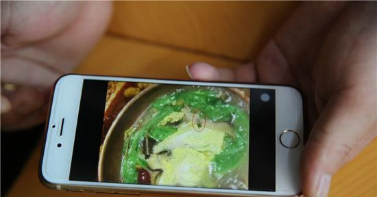 [视频]顾客火锅吃出苍蝇 店家要求员工打苍蝇考核