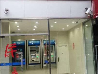 [视频]福州：银行玻璃擦太亮 顾客撞成脑震荡