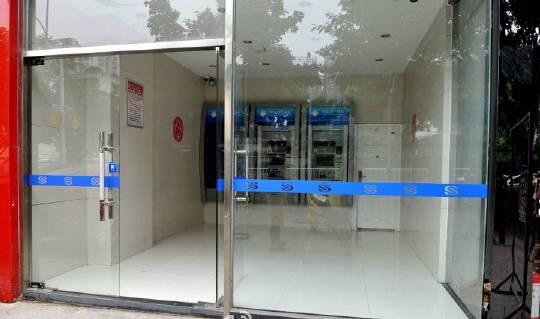 [视频]福州：银行玻璃擦太亮 顾客撞成脑震荡