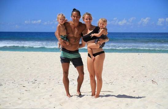 [视频]25岁高帅富3亿卖创业公司 带全家四口环游世界