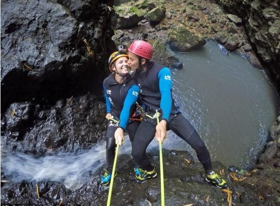 [视频]25岁高帅富3亿卖创业公司 带全家四口环游世界