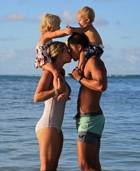 [视频]25岁高帅富3亿卖创业公司 带全家四口环游世界