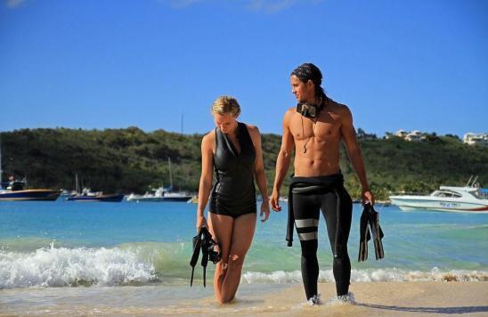 [视频]25岁高帅富3亿卖创业公司 带全家四口环游世界