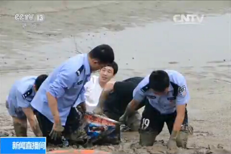 [视频]温情瞬间:老人深陷淤泥 警民徒手挖泥救人