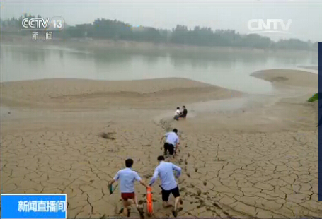 [视频]温情瞬间:老人深陷淤泥 警民徒手挖泥救人