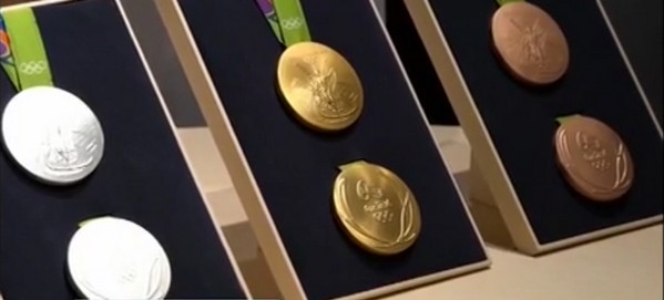 [视频]里约奥运奖牌亮相 奖牌独具特色 充满大自然元素