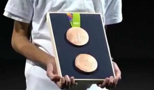 [视频]里约奥运奖牌亮相 奖牌独具特色 充满大自然元素