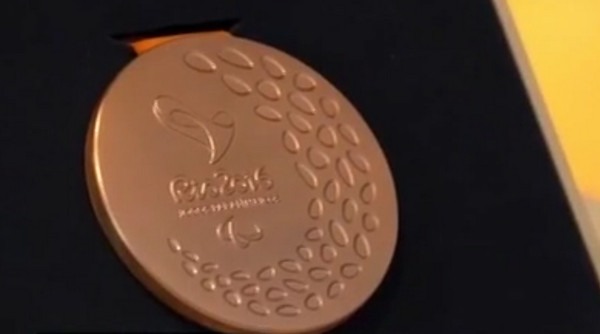 [视频]里约奥运奖牌亮相 奖牌独具特色 充满大自然元素