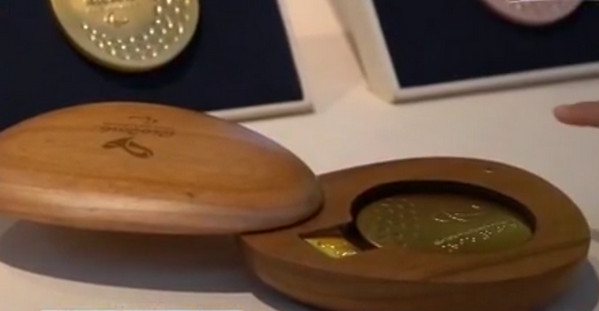 [视频]里约奥运奖牌亮相 奖牌独具特色 充满大自然元素