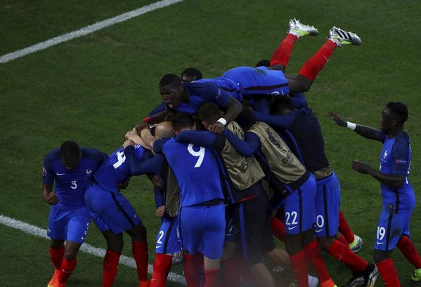 [视频]欧洲杯快递-法国2连胜晋级16强 斯洛伐克奏凯